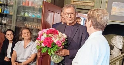 Anerkennung: Konstantin Buchner (Mitte), Leiter der Schloss- und Gartenverwaltung Herrenchiemsee, überreicht einen Rosenstrauß an Monika Kretzmer-Diepold (rechts) für deren Arbeit im Exterhaus. Foto Giesen