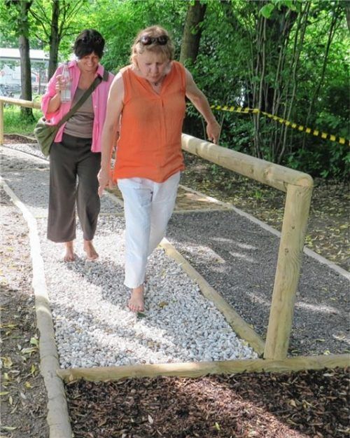 Auch Erwachsene probierten den nagelneuen Barfußfad gerne aus. Fotos Baumann