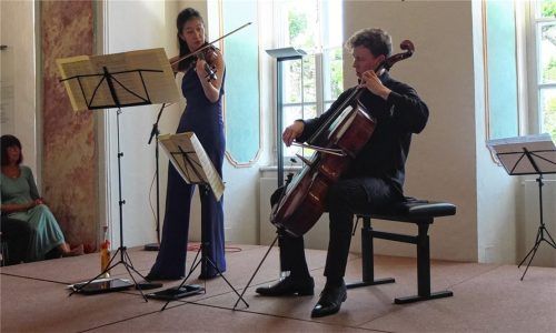 Auch im echten Leben ein Paar: Christel Lee und am Cello sitzend Jonathan Roozeman im Bibliothekssaal des Alten Schlosses auf Herrenchiemsee.Foto marco frei