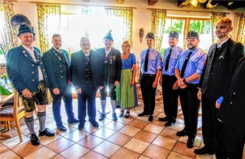 Auch Priener Ortsvereine kamen, um Josef Huber (Dritter von links) zu seinem 80. Geburtstag zu gratulieren. Foto hÖTZELSPERGER