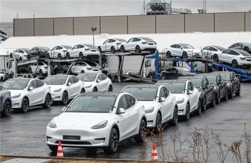Auf dem Werksgelände der Tesla Gigafactory Berlin-Brandenburg werden Autotransporter mit neuen Elektrofahrzeugen vom Typ Tesla Model Y beladen. Foto dpa