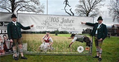 Auf geht’s: Festleiter Seppi Mayer (links) und Trachtenvorstand Anton Mayer (rechts) präsentieren das Transparent zum Jubiläumsfest. Foto Donhauser