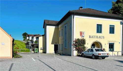 Aus dem Rathaus kam das Angebot für einen Ortstermin, um eine Lösung für das Engstellenproblem in der Krankenhausstraße zu finden. Foto Posch