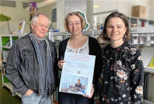Autor Bernhard Jaumann, Brigitte Paul (Mitte), die den Schreibwettbewerb organisiert, und die Leiterin der Bad Aiblinger Stadtbücherei Gabriele Huber freuen sich zusammen mit den weiteren Jurymitgliedern auf die Einsendungen der jungen Landkreisbürger. Foto Lagler