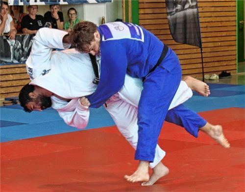 Bad Aiblings Mohamed-Montassar Rouahi (in Weiß) gegen Felix Wagner.Foto Paul Ampletzer