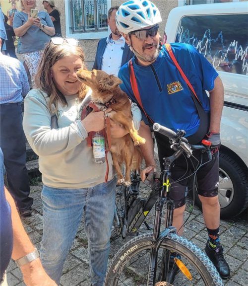 Bayerns Ministerpräsident Markus Söder lud zur Radl-Tour am Chiemsee und viele kamen: Menschen aller Altersgruppen und sogar Dackel Waldi war begeistert.