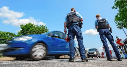 Beamte der Bundespolizei überwachen die Einreise am deutsch-polnischen Grenzübergang von Küstrin-Kietz. Foto dpa