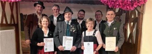Bei den Ehrungen: (von links) Bernhard Brehmer, Rosi Ettenhuber, Franz Riedl, Robert Scheck, Benedikt Hundhammer, Stephanie Riedl, Thomas Wolf und Franz Danzl.Foto Jungschützen