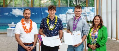 Bei der Ehrung: (von links) Florian Kaiser (IHK), Maximilian Weigel und Michael Rosner sowie Elisabeth Könninger (IHK). Foto IHK
