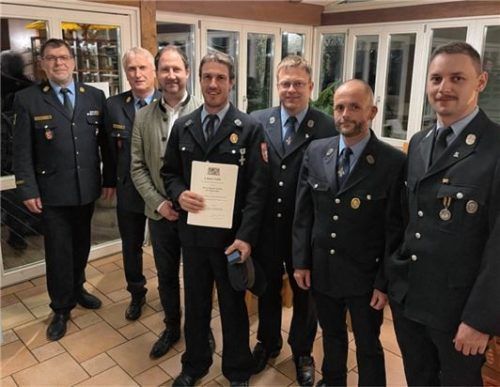 Bei der Ehrung: (von links): Kreisbrandinspektor Franz Hochhäuser, Kreisbrandmeister Rainer Tippl, Bürgermeister Christoph Vodermaier, Martin Strasser, Erster Kommandant Georg Lindner. Erster Vorsitzender Stephan Bergmann und Zweiter Kommandant Philipp Heuer.Foto re