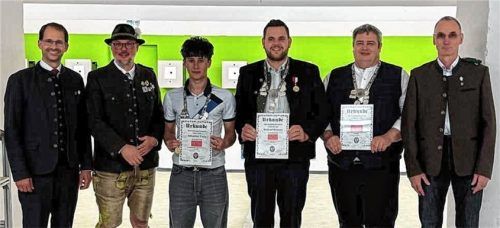 Bei der Ehrung: (von links) Oberbürgermeister Andreas März, Schützenmeister Paul Reiprich, Sebastian Vaca (Jugend), Konrad Brixner (Luftpistole), Uwe Kueres (Luftgewehr) und Zweiter Schützenmeister Willy Achorner.Foto Schützengesellschaft Almenrausch 1893