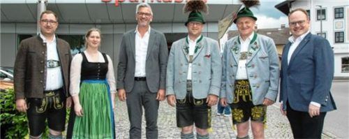 Bei der Geldübergabe: (von links) Der Zweite Vorsitzende der Jungbauernschaft, Alfred Köhler, die stellvertretende Dirndlvertreterin, Katharina Fischer, der Regionalleiter der Sparkasse, Alexander Hagenbrock, der Vorsitzende des GTEV, Klaus Kollmannsberger, und sein Stellvertreter Lorenz Obermüller mit Bürgermeister Andreas Friedrich. Foto  Berger
