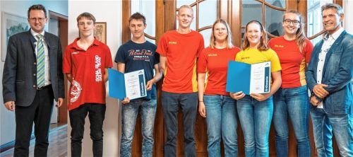 Bei der Preisübergabe (von links): Bürgermeister Stephan Schlier, Daniel und Marcel Haßler (Justus-von-Liebig-Mittelschule Heufeld), Philip Diederich, Hanna Liebhart, Elfi Marcon und Anna Seibeck (DLRG Bad Aibling) und Dr. Stephan Anders (Präsident Kiwanis Club Bad Aibling). Foto mike@samplay.de