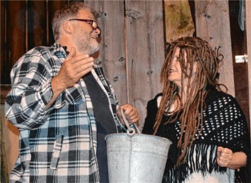 Bei der Probe: (von links) Michael Strehhuber und Mona Pavlak in den Rollen von Lotti und Lumpi stehen beim „Regnwurmorakl“ gemeinsam auf der Hefterstadlbühne. Foto  Eder.