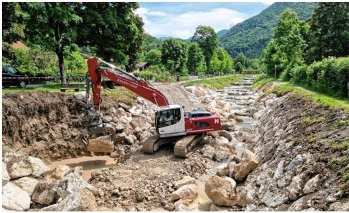 Bei der Stabilisierung der Uferböschungen wie hier am Steinbach in Nußdorf sind erfahrene Maschinisten gefragt. Mit dem Bagger fügen sie tonnenschwere Wasserbausteine so zusammen, dass sie sich zu einer stabilen Schutzmauer verzahnen. Foto Sophie Mischner
