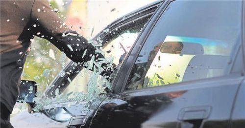 Bei Hitze-Notfall: Seitenscheibe einschlagen. Foto Carglass