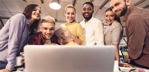 Bei Schulungen kann man gemeinsam die Möglichkeiten von künstlicher Intelligenz im Büroalltag entdecken.