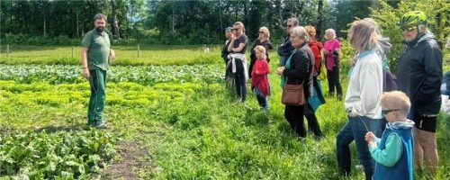 Bei strahlendem Sonnenschein machte das Höferadeln Halt bei Max Schlarb (links). Foto re