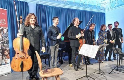 Beim Abschlusskonzert dankten die Musiker für den begeisterten Applaus: (von links) Justus Grimm (Cello), Thorsten Johanns (Klarinette), Razvan Popovici (Viola), Alexander Sitkovetsky (Violine), Diana Ketler (Klavier), Aylen Pritchin (Violine) und Valentin Radutiu (Violoncello).Foto giesen