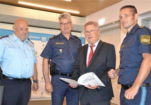 Beim Sicherheitsgespräch im Landratsamt Traunstein: (von links) Ludger Otto von der Bundespolizeiinspektion Freilassing, Polizeipräsident Frank Hellwig, Landrat Josef Konhäuser und Polizei-Vizepräsident Michael Siefener. Foto xe
