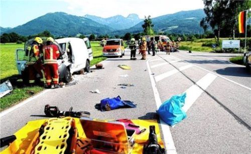 Beim Zusammenstoß eines Autos mit einem Motorrad auf der Staatsstraße 2089 bei Bad Feilnbach waren am Pfingstmontag beide Unfallbeteiligten schwerst verletzt worden.Foto reisner