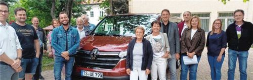 Beinahe der gesamte Überseer Rat war anwesend, als die großzügige Privatspende des neuen Ausflugsbusses für Senioren an die Gemeinde übergeben wurde. Den Familienstützpunkt Übersee leiten (mittig ganz vorne, von links) Erika Stefanutti und Uschi Geiger. Foto  Giesen