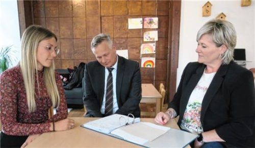 Betretene Mienen bei Bürgermeister Richard Richter und den „Spatzenhof“-Betreiberinnen Carmen Münch (rechts) und Milena Moser. Der Eigentümer des Gebäudes, in dem sich die Einrichtung befindet, will die Immobilie verkaufen.