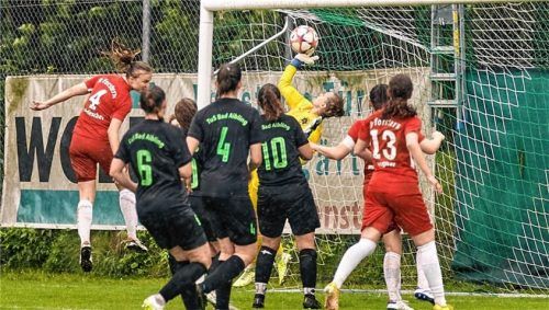 Bianka Waxman im Bad Aiblinger Tor kann den Kopfball von Julia Ruckdeschel vom FC Forstern (links) abwehren.Foto Dirk Habermann