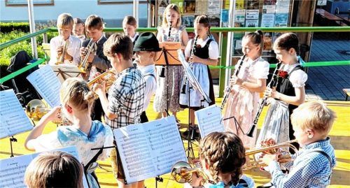 Bläserklasse Rimsting brilliert beim Dorffest des Trachtenvereins. Foto  Wittmann /