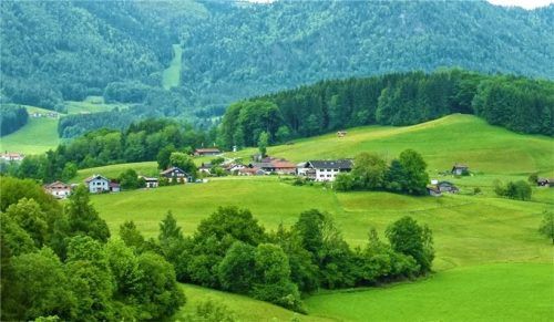 Blick vom Ruhpoldinger Kirchenhügel auf den Ortsteil Buchschachen: Im westlichen Bereich (rechts) will die Gemeinde neues Wohnbauland ausweisen.Foto  Krammer
