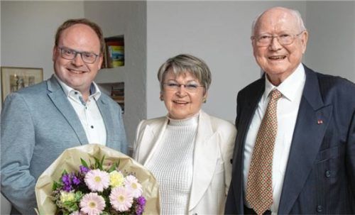 Blumen zum Jubiläum: Bürgermeister Andreas Friedrich (von links) gratulierte Ursula und Rudolf Koschorz zur diamantenen Hochzeit. Foto  Berger