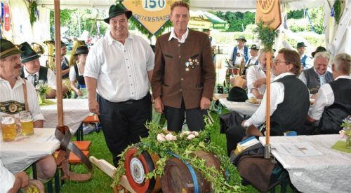 Breitbrunner Veteranen mit Vorsitzendem Wolfgang Lorenz (links) gratulierten und übergaben zwei Fässer Bier an Vorsitzenden Josef Gartner (rechts).Fotos  Donhauser