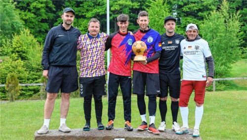Bronze bei der WM in Tschechien: Rudi Tschoner (Zweiter von rechts) und Dennis Kracker (rechts). In der Mitte die Sieger Sascha Mateschka/Robin Taubenberger.Foto privat