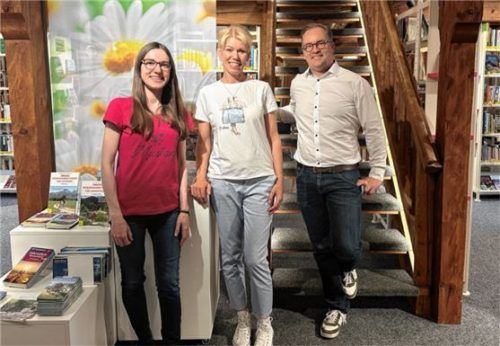 Büchereileiterin Melanie Schieber (links) und der Fachbereichsleiter für Tourismus, Kultur und Wirtschaftsförderung, Tobi Huber (rechts), begrüßen Stefanie Frelke als neue Mitarbeiterin im Dachgeschoss des Haus des Gastes. Foto re
