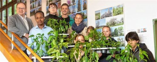 Bürgermeister Andreas Friedrich (links) empfing Abschlussschüler der Praxisklasse der Franziska-Hager-Schule sowie Betreuer Johannes Wagner (Vierter von links) und Birte Andersson (Fünfte von links), die ihre selbst gezüchteten Chili-Pflanzen vorbeibrachten. Foto  Berger