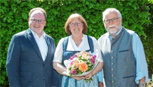 Bürgermeister Andreas Friedrich (links) überbrachte Regina und Fritz Seipel Blumen und Glückwünsche. Foto  Berger