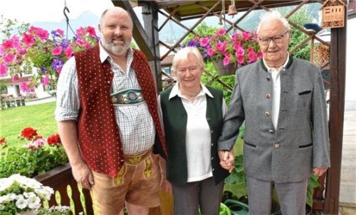 Bürgermeister Josef Loferer (links) kam zum Gratulieren. Marianne und Ernst Irlacher feierten eiserne Hochzeit. Foto  Wunderlich