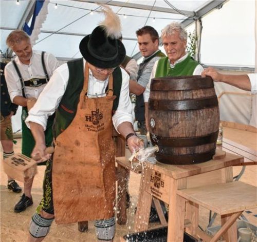 Bürgermeister Martin Bartlweber und sein Stellvertreter Norbert Maier (hinten) zapften das Trachtenfest in Seebruck an. Fotos Donhauser