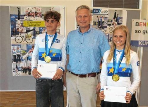 Bürgermeister Richard Richter (Mitte) gratulierte Lisa und Benny im Namen der Marktgemeinde zu ihrem großartigen Erfolg.