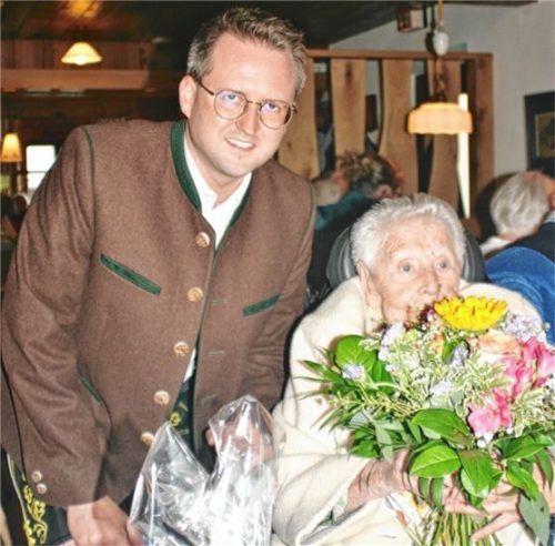Bürgermeister Stephan Schlier gratulierte Charlotte Fischer zum 102. Geburtstag. Foto re