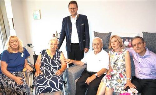 Bürgermeister Stephan Schlier (Mitte) mit (von links) Marita Kutscher, Ursula und Gerhard Reski sowie deren Tochter Gerti Brandner samt Ehemann Jochen.Foto kutscher