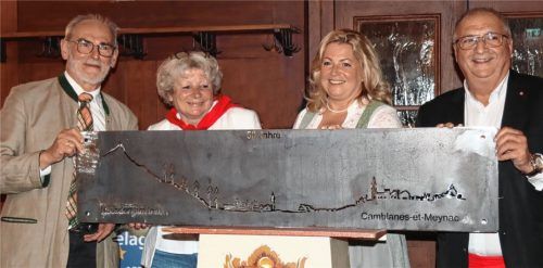 Camblanes brachte eine kunstvolle Stahltafel mit, in die die Silhouetten beider Gemeinden gefräst sind. Von links: Freundeskreis-Vorsitzender Dr. Hans Hausner, Marie-Line Micheau-Heraud, Präsidentin des Partnerschaftskomitees in Camblanes-et-Meynac, Bürgermeisterin Susanne Grandauer und ihr französisches Pendant Jean-Philippe Guillemot. Foto steffenhagen