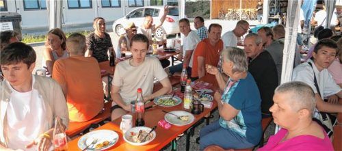 Christine Kaa (hinten, Zweite von links) organisierte das Sommerfest zusammen mit dem Asylhilfe-Team. Fotos baumann