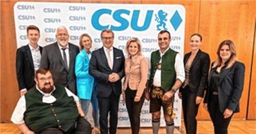 CSU-Vertreterversammlung in Bad Aibling: (von links) Kassier Hans Loy. Hintere Reihe: Bezirksrat und JU-Kreisvorsitzender Matthias Eggerl (stellvertretender Kreisvorsitzender), Sebastian Friesinger MdL (stellvertretender Kreisvorsitzender), Eva Faltner (stellvertretende Kreisvorsitzende), Klaus Stöttner (Kreisvorsitzender), Parlamentarische Staatssekretärin im Bundesinnenministerium Daniela Ludwig MdB (stellvertretende Kreisvorsitzende), Alois Loferer (stellvertretender Kreisvorsitzender), Annette Resch (Schriftführerin) und Geschäftsführerin Julia Doerenbecher.Foto J. Müller