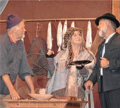 Da staunt Lumpi (Michael Strehhuber, von links), wie Lotti (Mona Pavlak) dem Zasterbauer (André Ofner) die Zukunft voraussagt. Foto  Eder