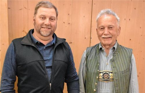 Danksagung: Der neu gewählte Vorsitzende des Elektrizitätswerkes, Klaus Wagner (links), verabschiedet den Ex-Vorsitzenden Jakob Riedlsperger herzlich.Foto  Wunderlich