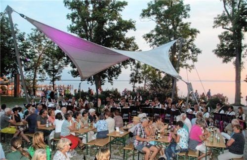 Das erste Platzkonzert der Chieminger Blasmusik am Schlossplatz findet unter dem Sonnensegel am Dienstag, 24. Juni, um 20 Uhr statt.Foto Archiv Zandl