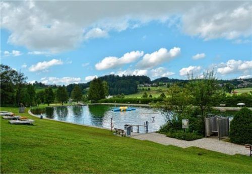 Das Freibad ist wieder geöffnet. Ohne Badeaufsicht und auf die Krake in der Mitte muss zunächst auch verzichtet werden. Foto Eder