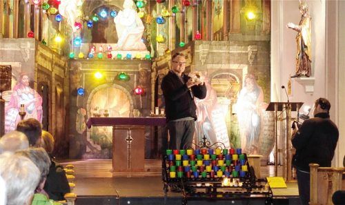 Das Heilige Grab in der Aschauer Pfarrkirche anlässlich eines Besuchs des Bayernbund-Kreisverbandes Rosenheim mit Führung durch Aschaus Pfarrer Paul Janßen (Foto).Foto  Hötzelsperger