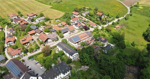 Das Luftbild zeigt den Ortsteil Oberbrunn, wo ein Bauwerber mit seinem Entwurf die Baugrenzen überschreitet.Foto emk